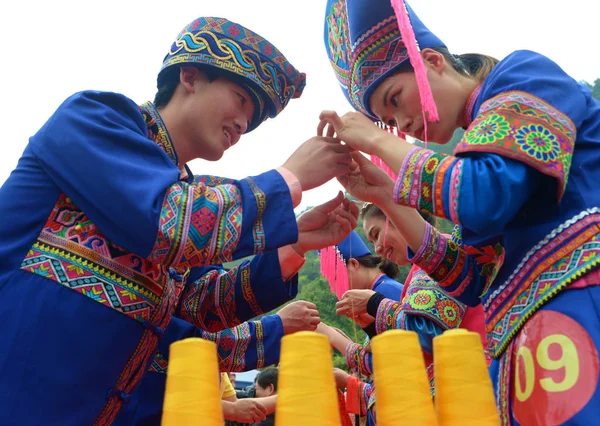Parejas Del Grupo Étnico Chino Zhuang Vestidas Con Trajes Tradicionales — Foto de Stock