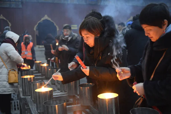 Kínai Hívek Éget Füstölők Hogy Imádkozzanak Szerencsét Kínai Holdújév Vagy — Stock Fotó