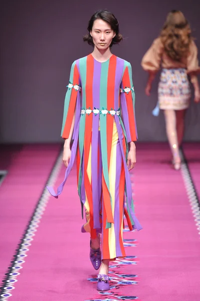Модель Демонстрирует Новое Творение Показе Мод Vivetta Время China Fashion — стоковое фото