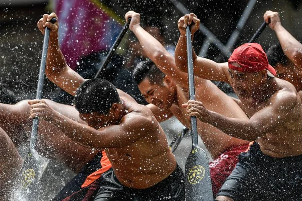 Uczestnicy Konkurują Smocze Łodzie Rzece Okazji Nadchodzących Dragon Boat Festival — Zdjęcie stockowe