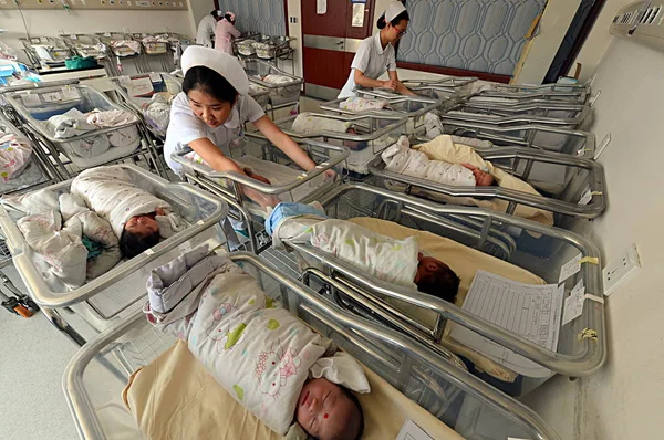 Infermiere Cinesi Prendono Cura Dei Neonati Ospedale Maternità Nella Città — Foto Stock