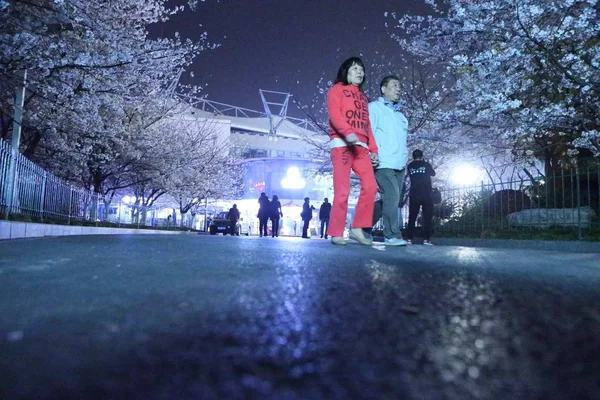 Pedestres Passam Pelo Estádio Futebol Hongkou Onde Flores Cerejeira Estão — Fotografia de Stock