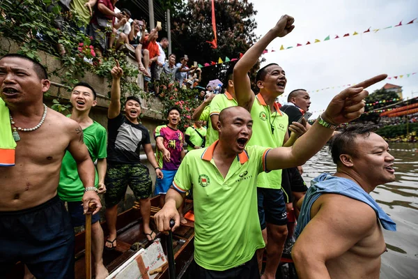 Partecipanti Aspettano Prima Una Gara Drago Barca Fiume Celebrare Imminente — Foto Stock