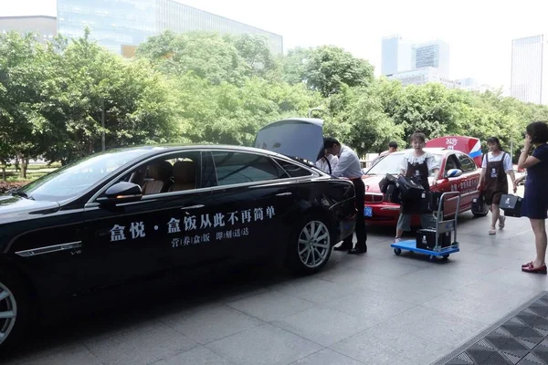 Staffs Wziąć Pudełka Lunch Luksusowych Samochodów Chengdu Miasta Południowo Zachodniej — Zdjęcie stockowe