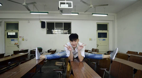 Een Student Hoofdvak Dans Prestaties Poses Voor Afstuderen Foto Aan — Stockfoto