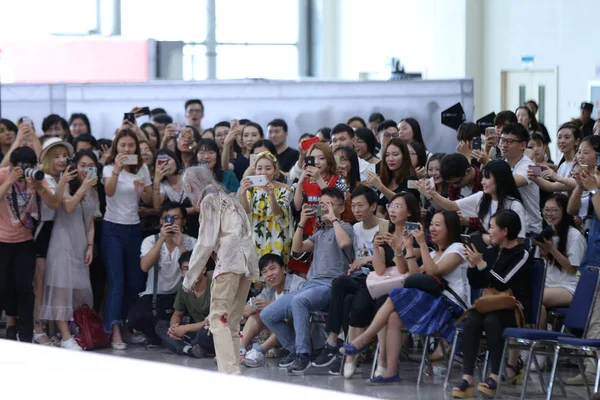 Een Afgestudeerde Hoofdvak Film Tekens Afbeelding Ontwerp Van Shandong University — Stockfoto