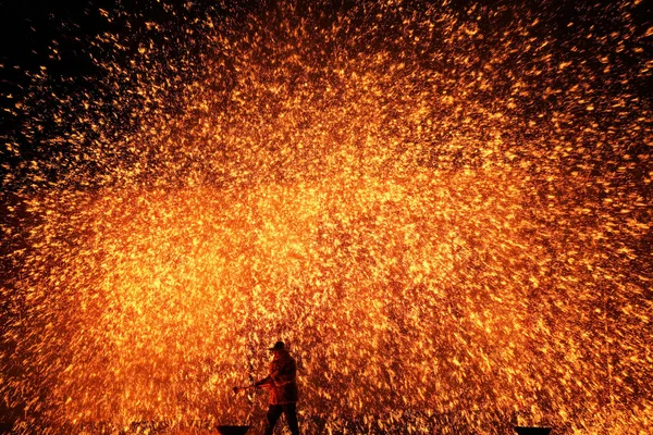 Performer Sprays Molten Iron Concrete Wall Create Sparks Performance Dashuhua — Stock Photo, Image