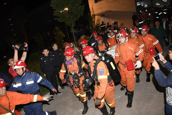 Salvadores Chineses Carregam Trabalhador Resgatado Poço Inundado Mina Carvão Dongyu — Fotografia de Stock