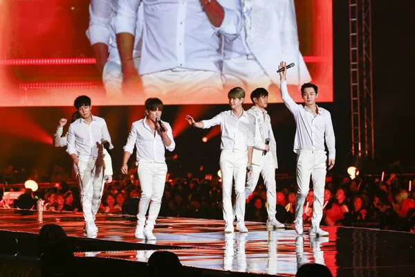 Les Membres Groupe Garçons Sud Coréen Shinhwa Produisent Lors Concert — Photo