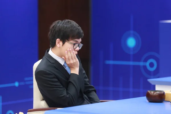 中国围棋玩家凯杰在中国东部浙江省嘉兴市乌镇的围棋峰会未来第二场比赛中 与谷歌的人工智能 Alphago — 图库照片