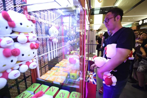 Конкурент Бере Участь Конкурсі Захоплюють Ляльку Торговому Центрі Місті Тайюань — стокове фото