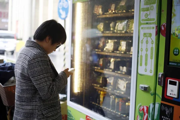 Local Resident Shops Vegetables Vegetable Vending Machine Street Shanghai China — Stock Photo, Image