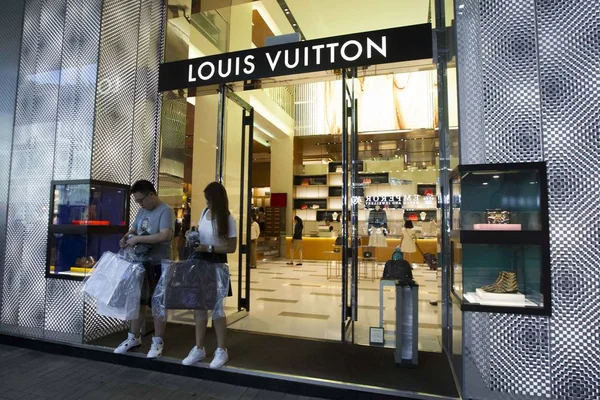 Kunden Verlassen Eine Modeboutique Von Louis Vuitton Nach Einem Einkauf — Stockfoto