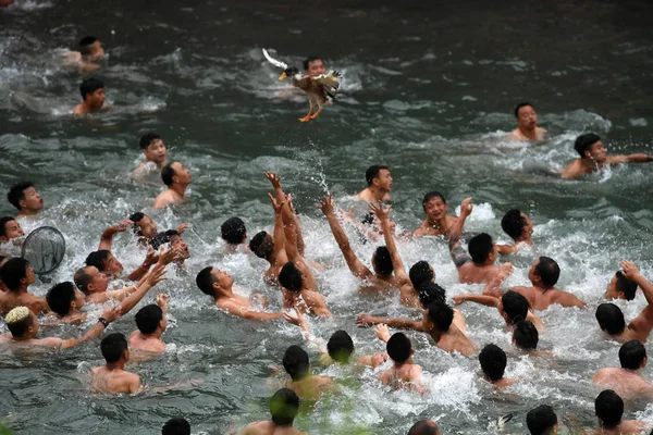Chińskich Kobiet Złapać Kaczki Okazji Dragon Boat Festival Znany Również — Zdjęcie stockowe