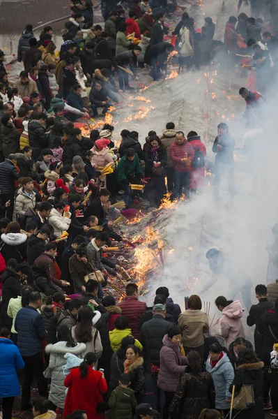 Los Adoradores Chinos Queman Varillas Incienso Para Orar Por Riqueza —  Fotos de Stock