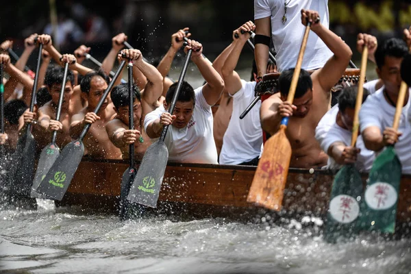 Partecipanti Sfidano Una Gara Drago Fiume Celebrare Imminente Dragon Boat — Foto Stock