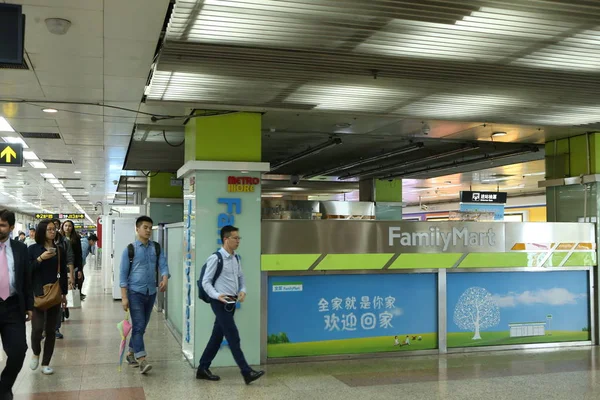 Los Pasajeros Pasan Por Tienda Cerrada Familymart Estación Metro Línea — Foto de Stock