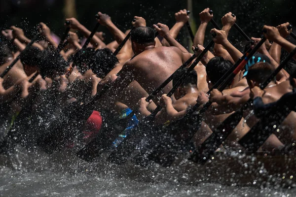 参加者参加龙舟赛 在河上庆祝即将到来的端午节 也被称为端午节 于2017年5月25日在中国南方广东省广州市举行 — 图库照片