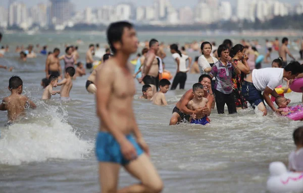 Туристы Толпятся Пляжном Курорте Время Фестиваля Дуанъу Праздника Dragon Boat — стоковое фото