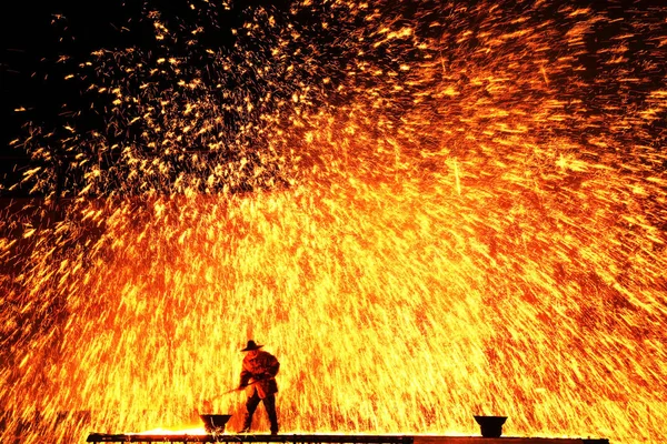 Performer Sprays Molten Iron Concrete Wall Create Sparks Performance Dashuhua — Stock Photo, Image