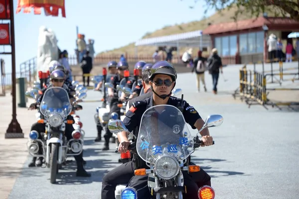 Polizeibeamte Der Patrouilleneinheit Jiayuguan Fahren Motorräder Jiayu Pass Oder Jiayuguan — Stockfoto