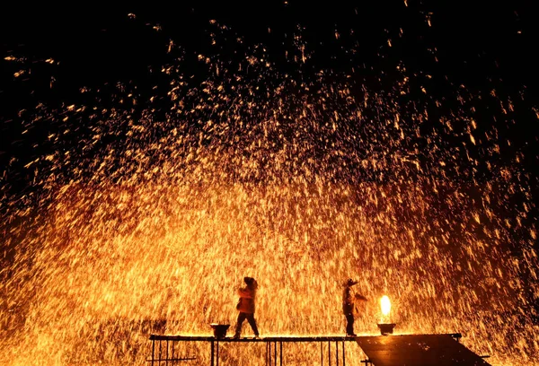 Performers Spray Molten Iron Concrete Wall Create Sparks Performance Dashuhua — Stock Photo, Image
