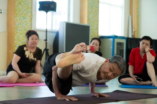 Jarige Chinese Yoga Leraar Mingchao Instrueert Meer Dan Kleuterschool Docenten — Stockfoto