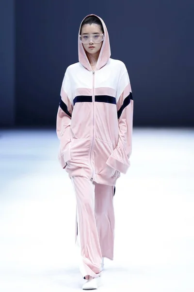Modell Visar Skapelse Modevisning Pollyanna Keong Pollyanna Den Kina Mode — Stockfoto