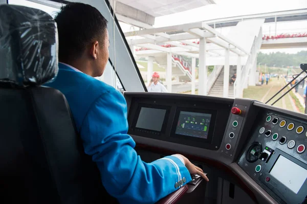 Een Werknemer Rijdt Een Tram Eerste Tram Van Stad Tijdens — Stockfoto