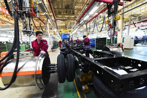 Chinesische Arbeiter Montieren Autos Einer Autofabrik Der Stadt Weifang Der — Stockfoto