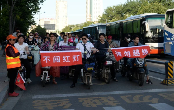 Voluntarios Chinos Que Trabajan Como Asistentes Orden Tráfico Usan Pancartas — Foto de Stock