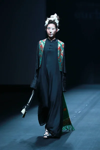 Модель Відображає Нові Творіння Показі Namo Під Час Китай Мода — стокове фото