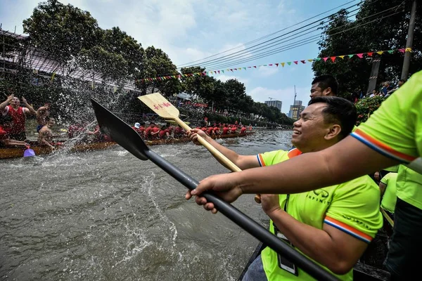 Partecipanti Aspettano Prima Una Gara Drago Barca Fiume Celebrare Imminente — Foto Stock