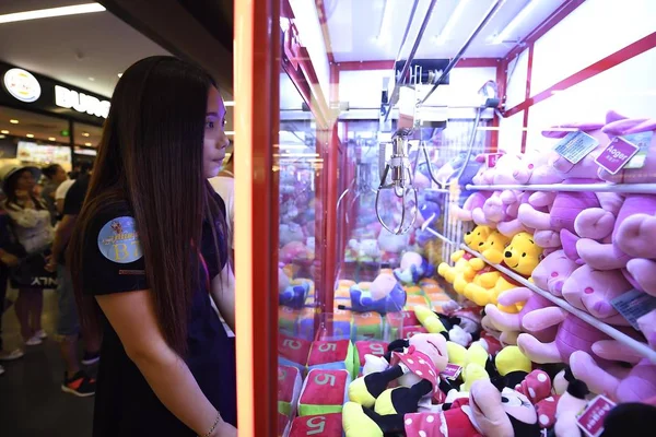 競技者は 2017年5月28日 中国北部山西省太原市のN1ショッピングセンターで人形をつかむ競技に参加します — ストック写真