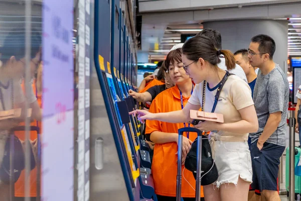 Посетители Материка Китая Покупают Железнодорожные Билеты Железнодорожном Вокзале Западный Коулун — стоковое фото