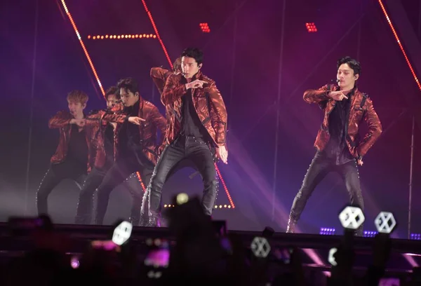 Členové Čínské Jih Korejského Chlapce Skupina Exo Provést Během Koncertu — Stock fotografie