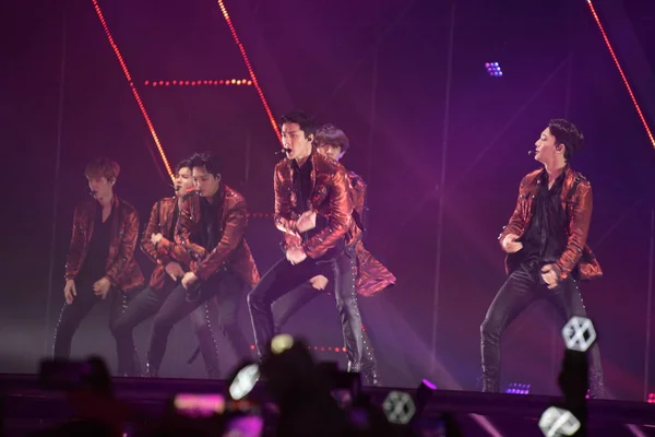 Члени Китайського Південнокорейський Хлопчик Група Exo Виконувати Під Час Концерту — стокове фото
