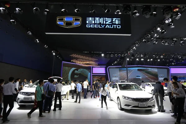 Gente Visita Stand Geely Durante 14ª Exposición Internacional Automóviles China — Foto de Stock