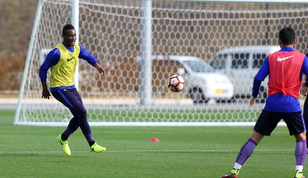 Nigerijský Fotbalista John Obi Mikel Vlevo Ostatní Hráči Tianjin Teda — Stock fotografie