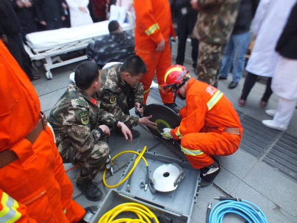 Китайские Пожарные Проверяют Оборудование Помочь Летнему Мужчине Весом 220 Сяо — стоковое фото