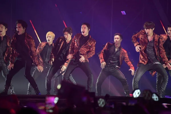 Membri Del Gruppo Cinese Sudcoreano Exo Esibiscono Durante Concerto Hong — Foto Stock