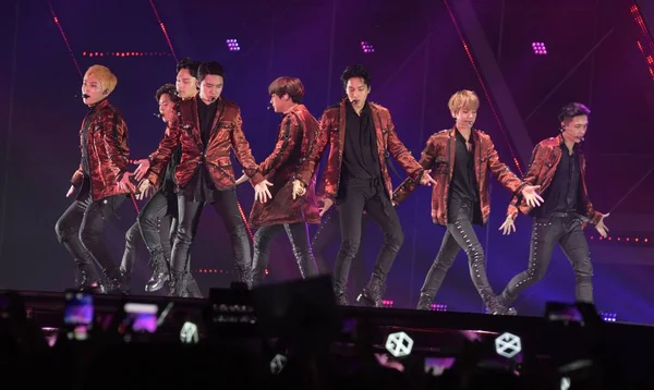 Члени Китайського Південнокорейський Хлопчик Група Exo Виконувати Під Час Концерту — стокове фото
