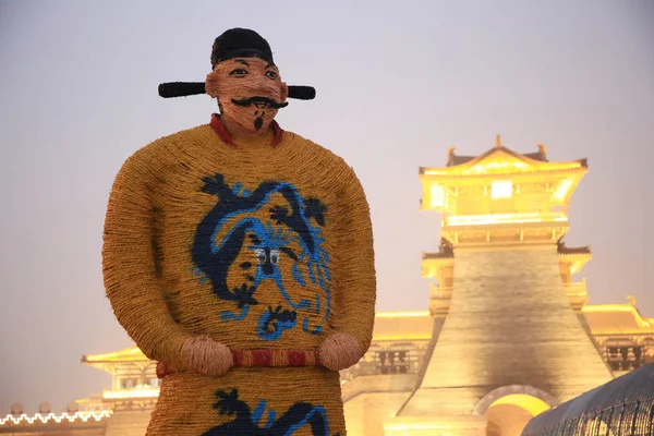 2019年1月6日 在中国中部湖北省向阳市 一名以唐玄宗形状为特征的五米高的草编男子站在一座古城大门前 迎接游客 — 图库照片