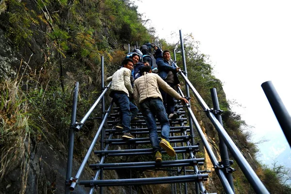 Turister Klättra Upp 800 Meter Klippa Stål Stege Ett Bergigt — Stockfoto