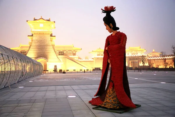 Une Femme Paille Cinq Mètres Haut Avec Forme Yang Guifei — Photo