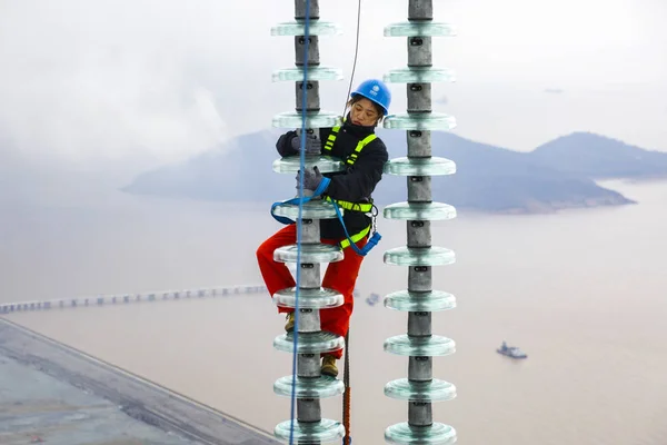 노동자는 세계에서 타워의 케이블에 점검을 저우산 사이에 2656 길이의 케이블을 — 스톡 사진