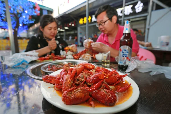 Клиенты Едят Раков Ресторане Городе Сянъян Центральная Провинция Китая Хубэй — стоковое фото