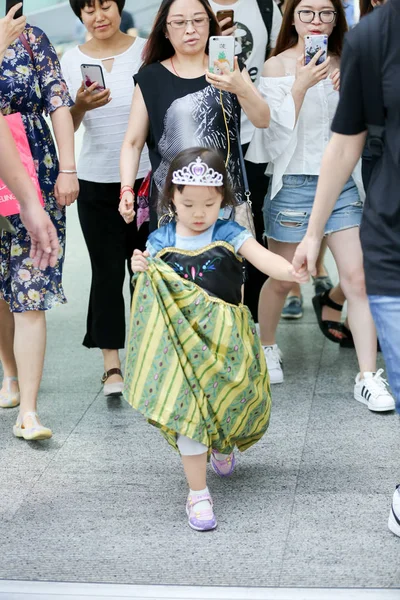Cântăreața Chineză Yuchun Merge Mână Mână Fiica Unui Fan Aeroportul — Fotografie, imagine de stoc