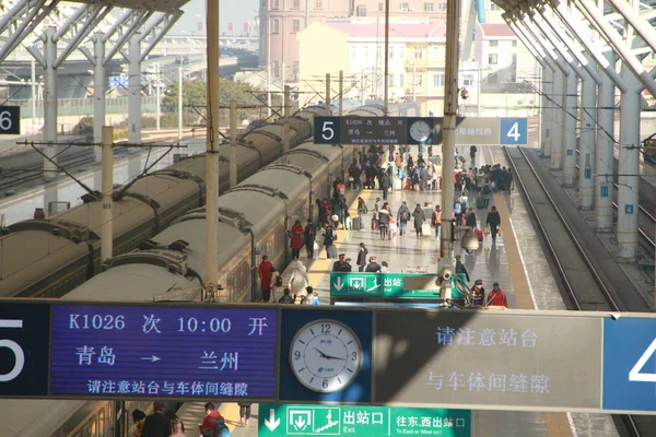 中国東部山東省青島市の青島駅の眺め 2017年1月14日 — ストック写真