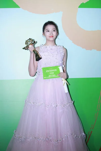 Atriz Chinesa Guan Xiaotong Posa Com Seu Troféu Para Prêmio — Fotografia de Stock